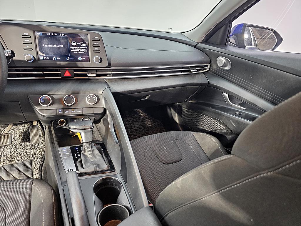HYUNDAI Avante - Vista 10