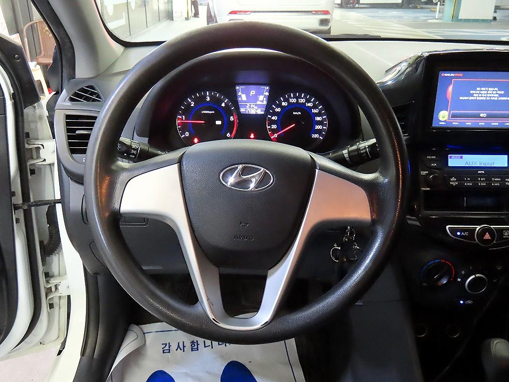 HYUNDAI Accent - Vista 8