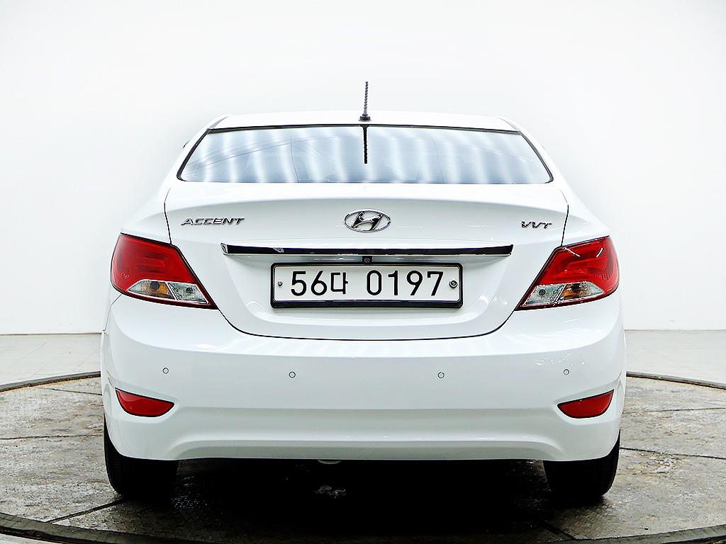 HYUNDAI Accent - Vista 5
