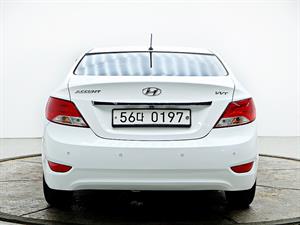 HYUNDAI Accent - Vista 6