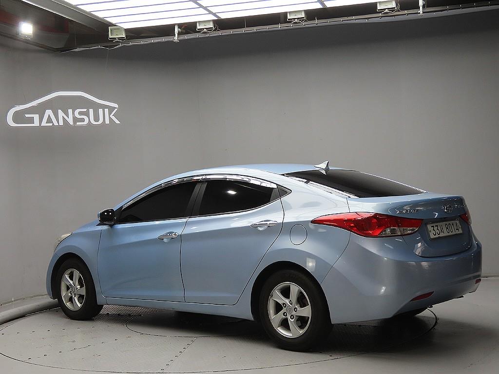 HYUNDAI Avante - Vista 5