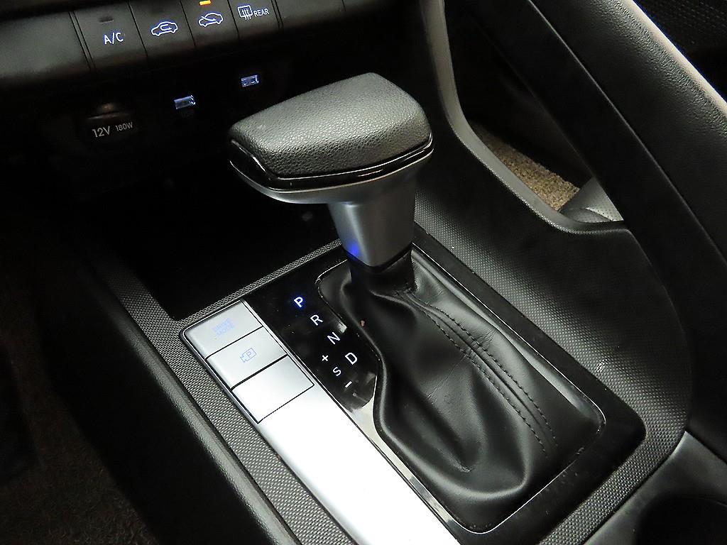 HYUNDAI Avante - Vista 10