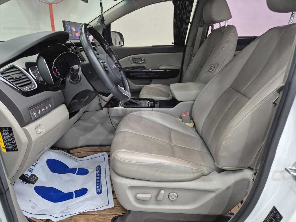 KIA Carnival - Vista 11