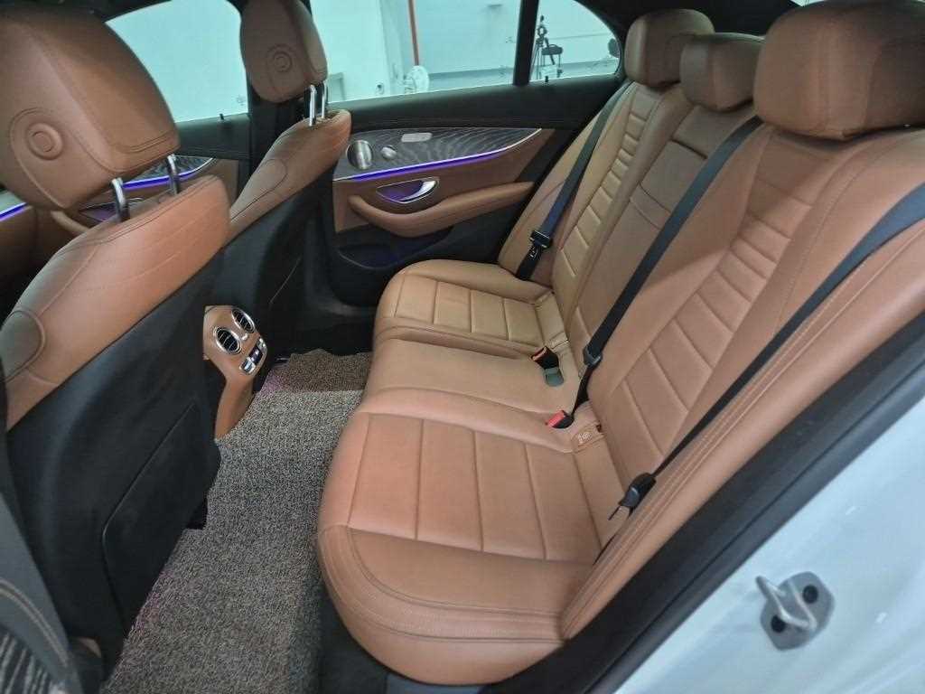 Mercedes Benz E class - Vista 12