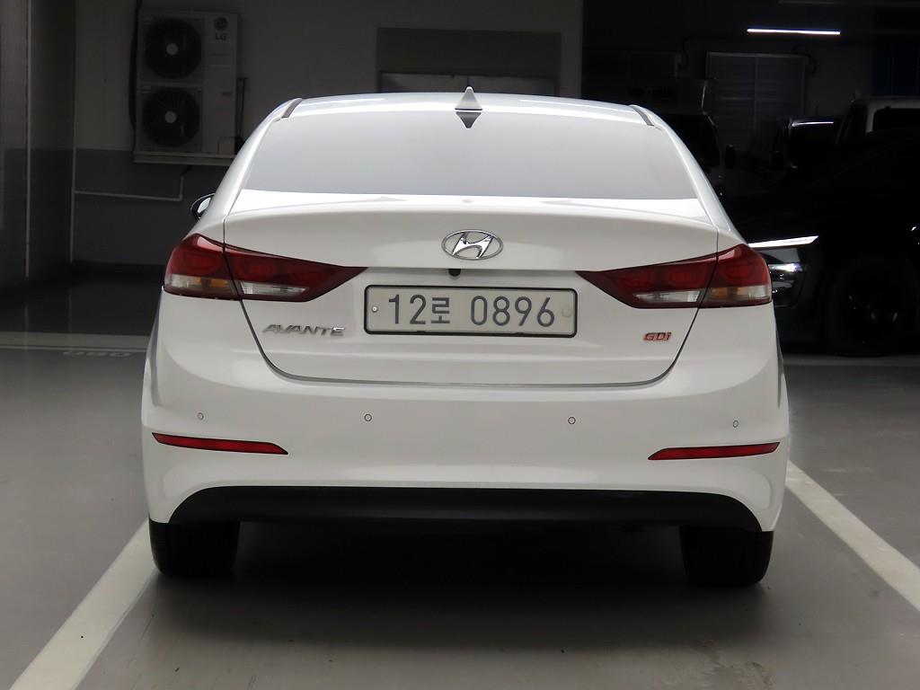 HYUNDAI Avante - Vista 3