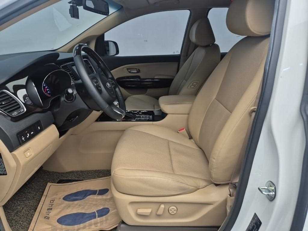 KIA Carnival - Vista 11