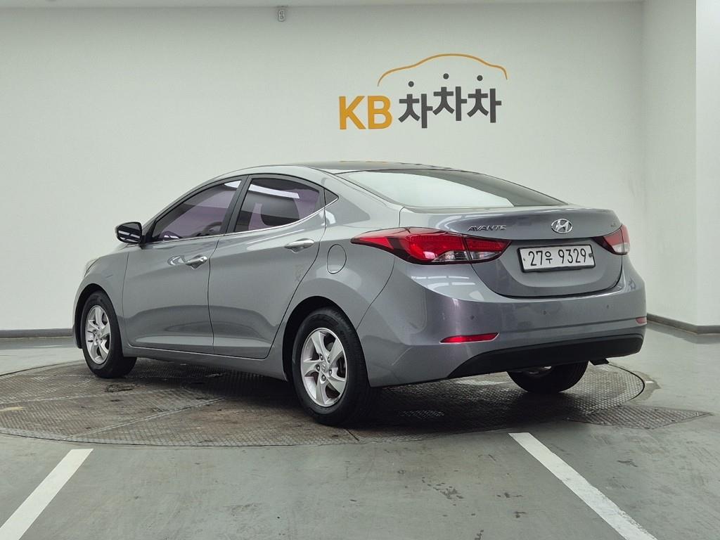 HYUNDAI Avante - Vista 3
