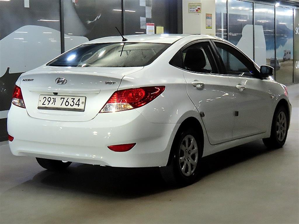 HYUNDAI Accent - Vista 4