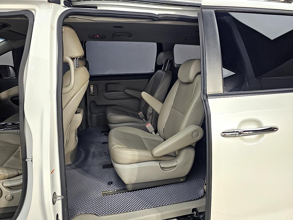 KIA Carnival - Vista 9