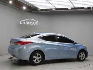 HYUNDAI Avante - Vista 8