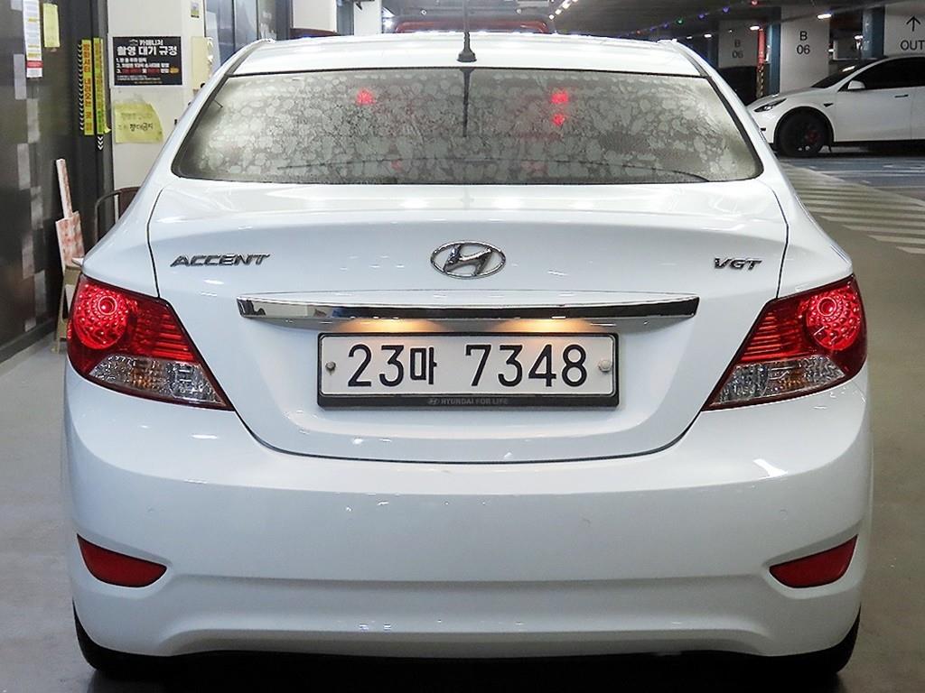 HYUNDAI Accent - Vista 5