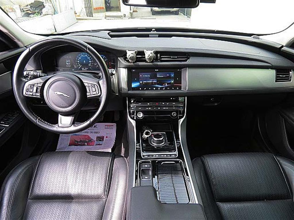 Jaguar XF - Vista 9