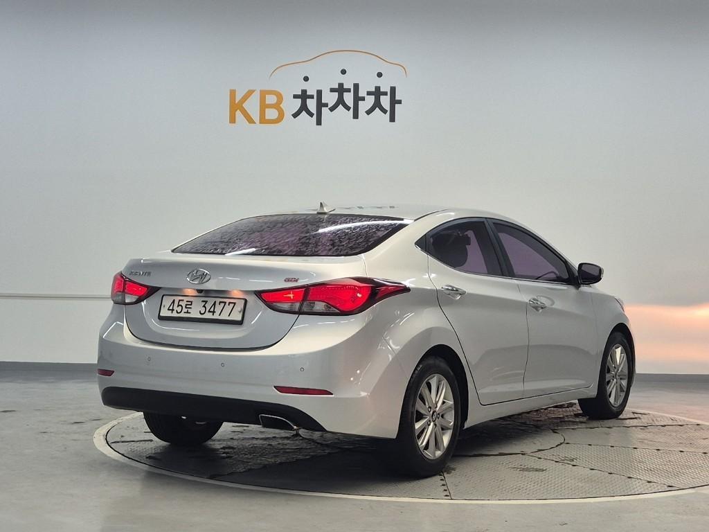 HYUNDAI Avante - Vista 3