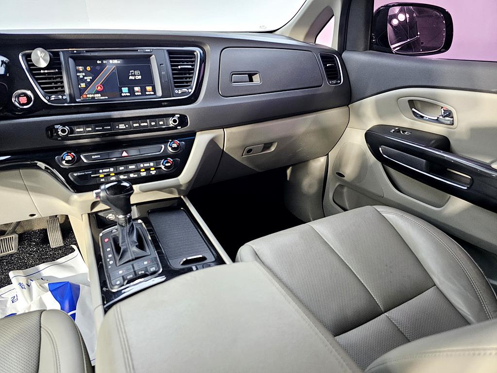 KIA Carnival - Vista 10