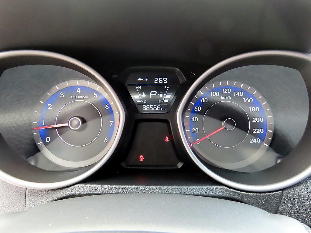 HYUNDAI Avante - Vista 9