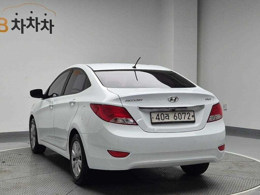 HYUNDAI Accent - Vista 2