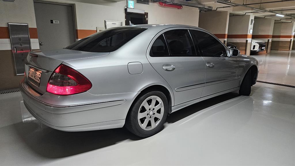 Mercedes Benz E class - Vista 4