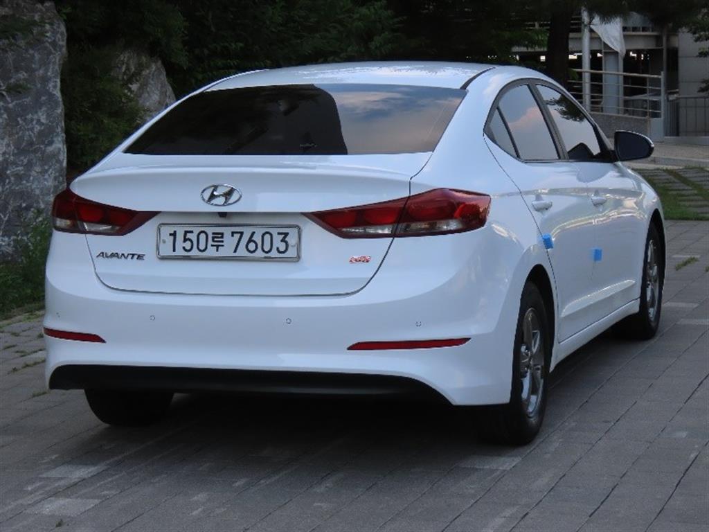 HYUNDAI Avante - Vista 5