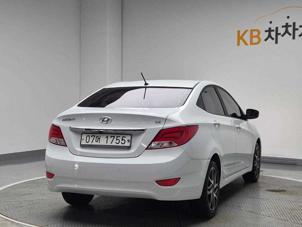 HYUNDAI Accent - Vista 3