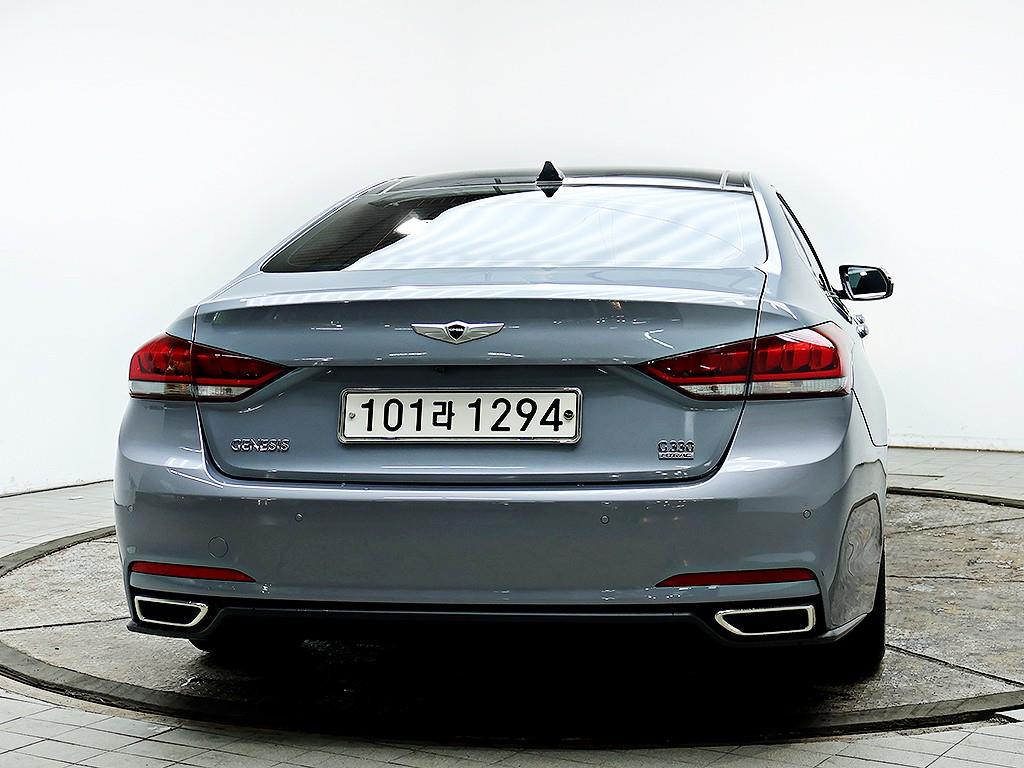 HYUNDAI Genesis - Vista 5