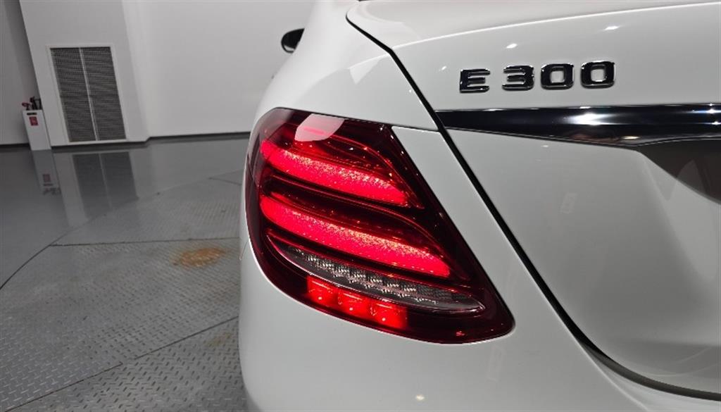 Mercedes Benz E class - Vista 8