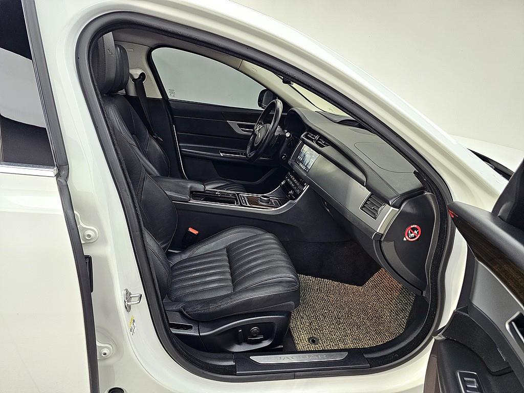Jaguar XF - Vista 12