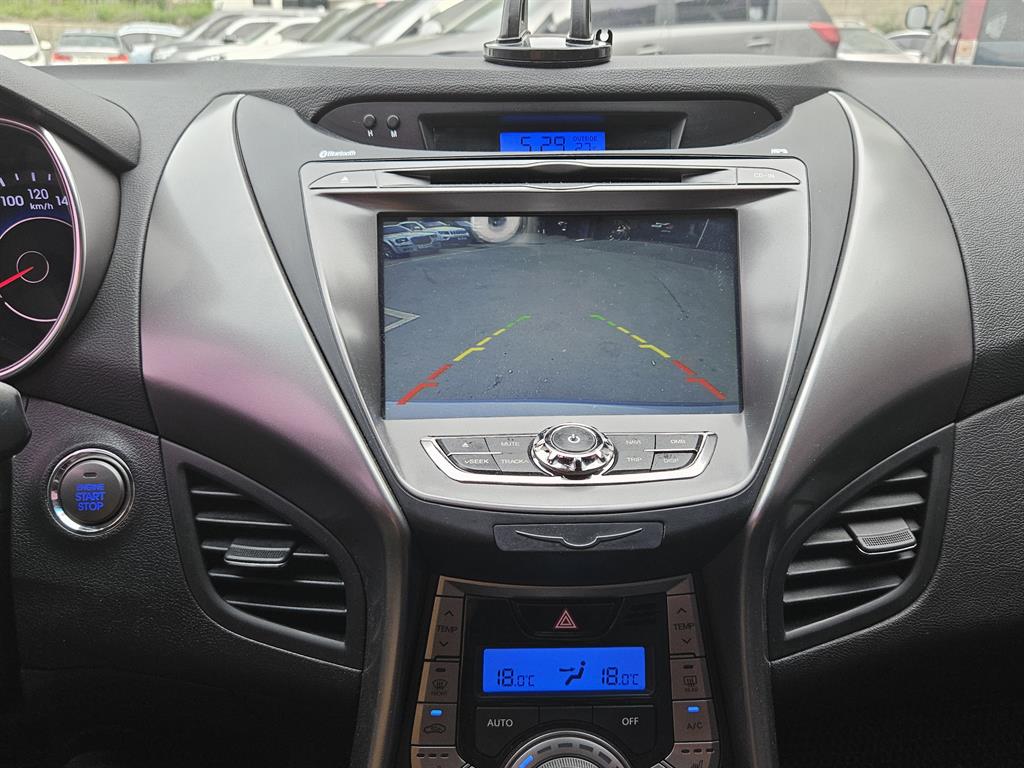 HYUNDAI Avante - Vista 9