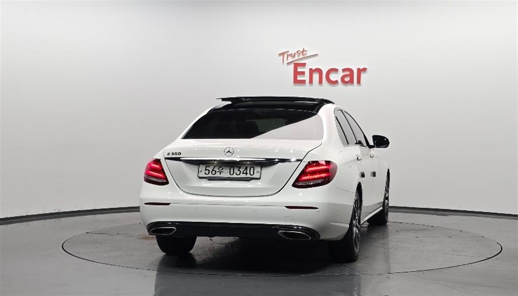 Mercedes Benz E class - Vista 4
