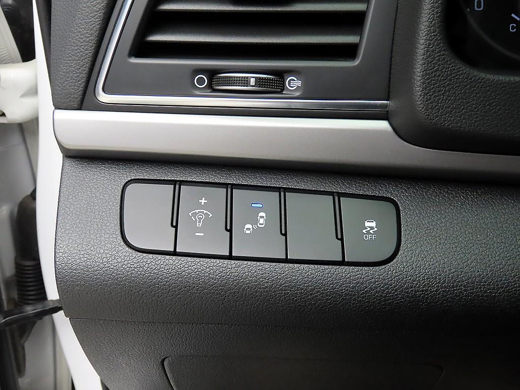 HYUNDAI Avante - Vista 12