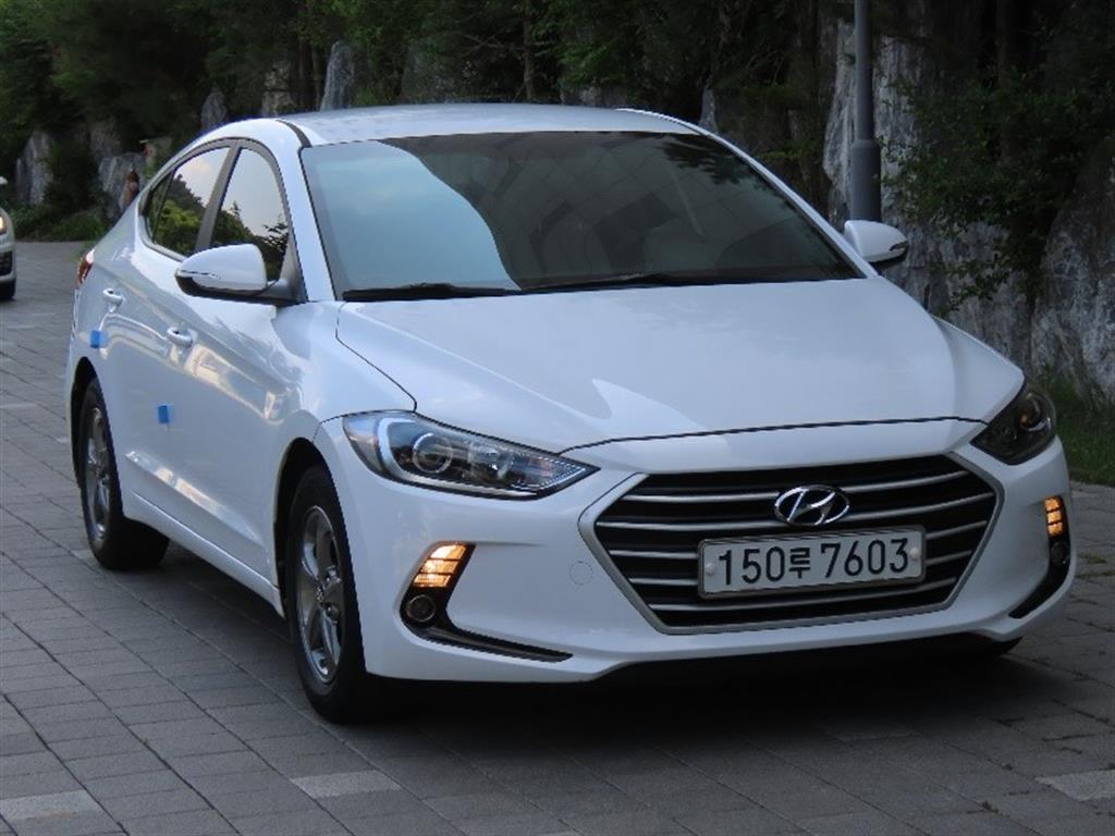HYUNDAI Avante - Vista 3