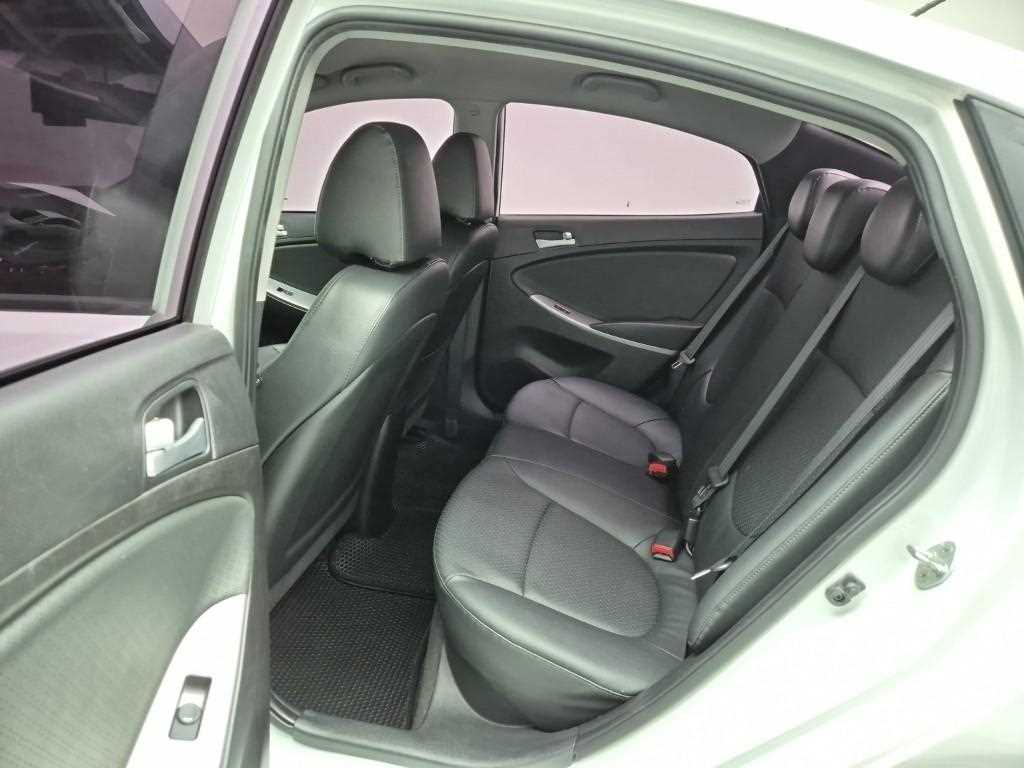 HYUNDAI Accent - Vista 12