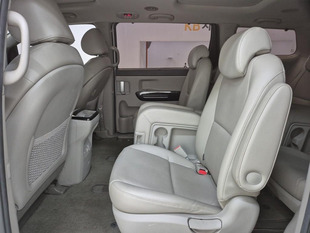 KIA Carnival - Vista 12