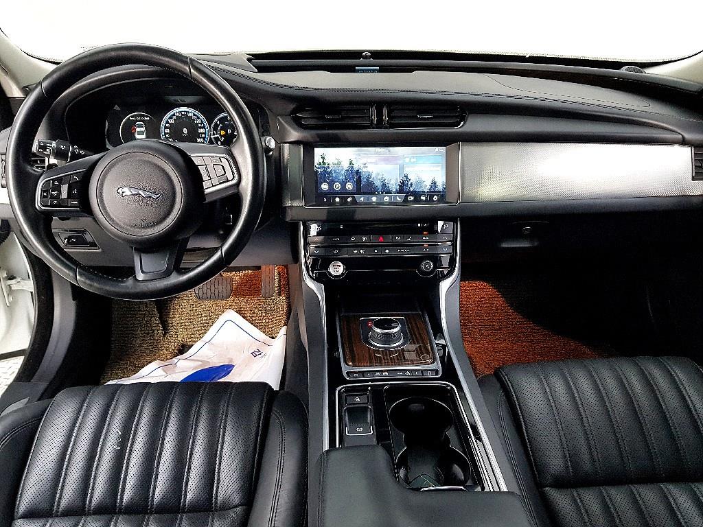Jaguar XF - Vista 5