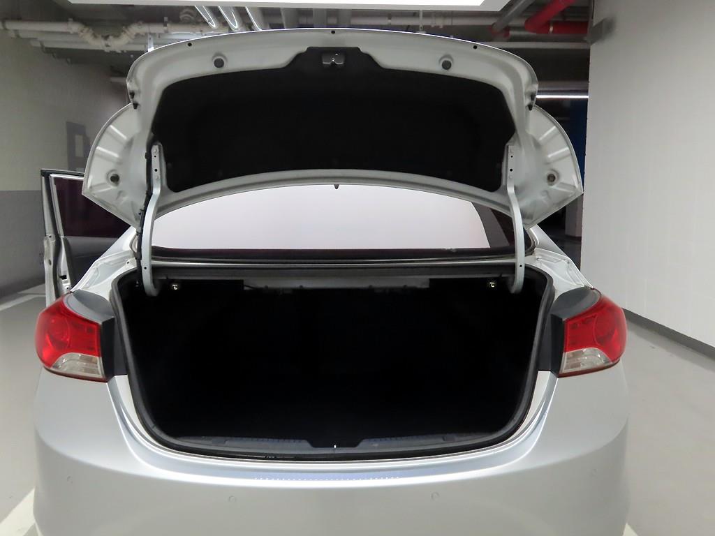HYUNDAI Avante - Vista 5