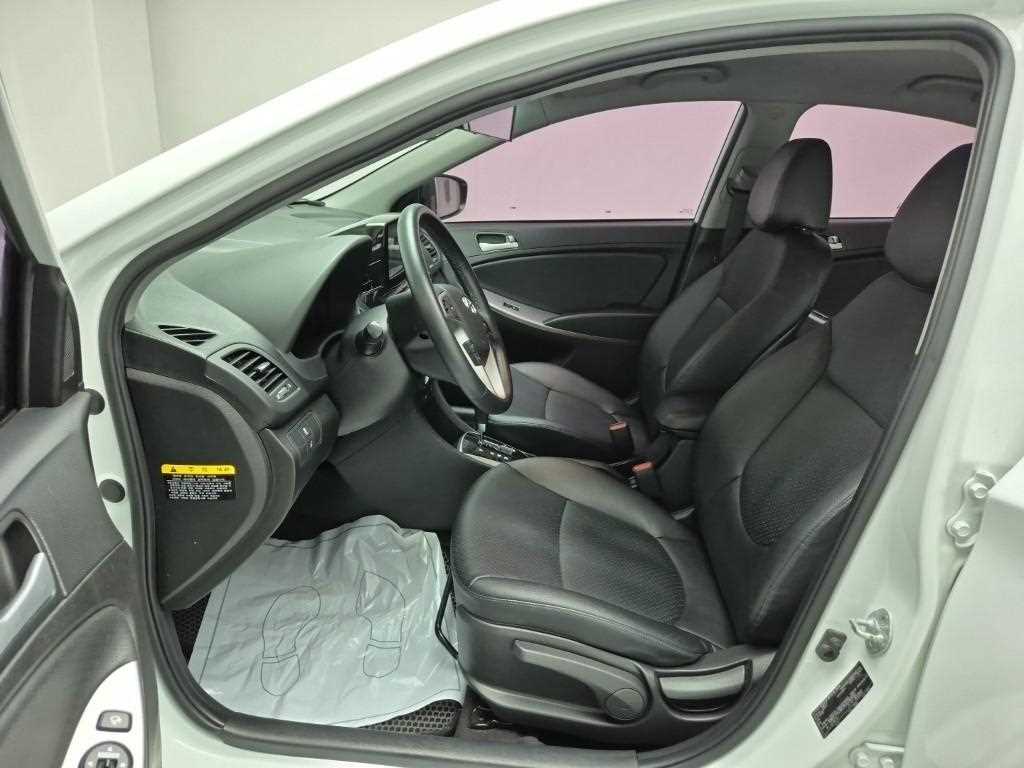 HYUNDAI Accent - Vista 11
