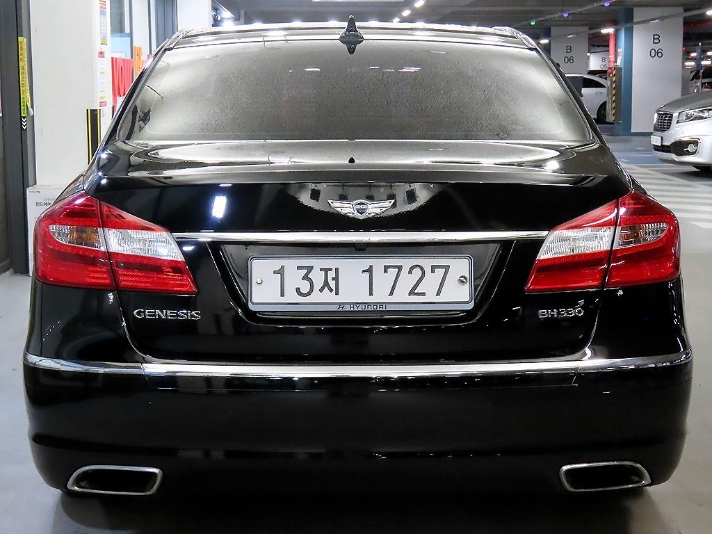 HYUNDAI Genesis - Vista 5
