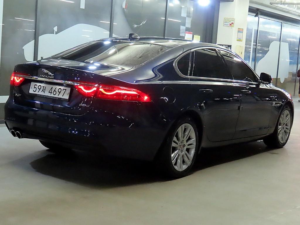 Jaguar XF - Vista 4