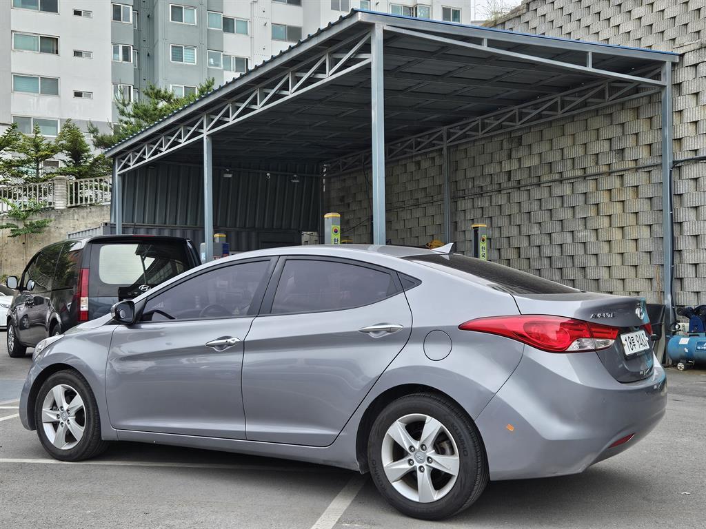 HYUNDAI Avante - Vista 5