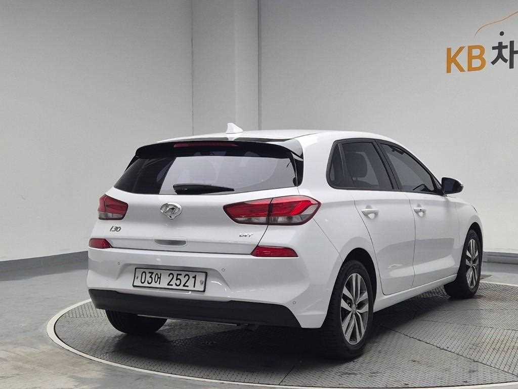 HYUNDAI i30 - Vista 3