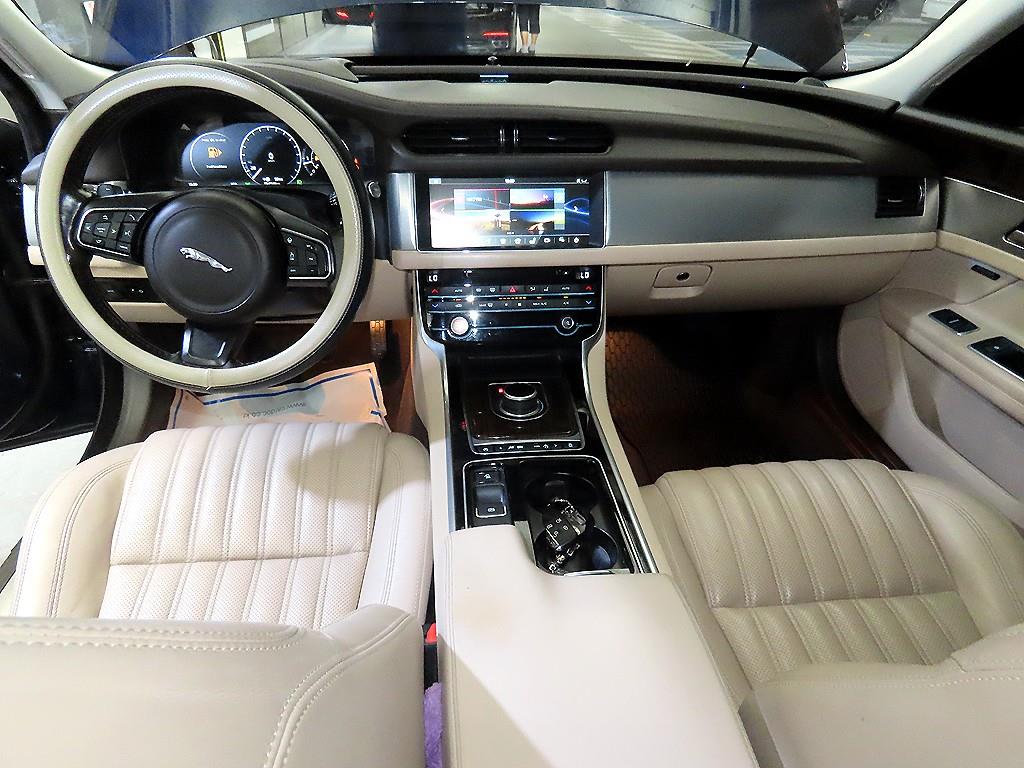 Jaguar XF - Vista 10