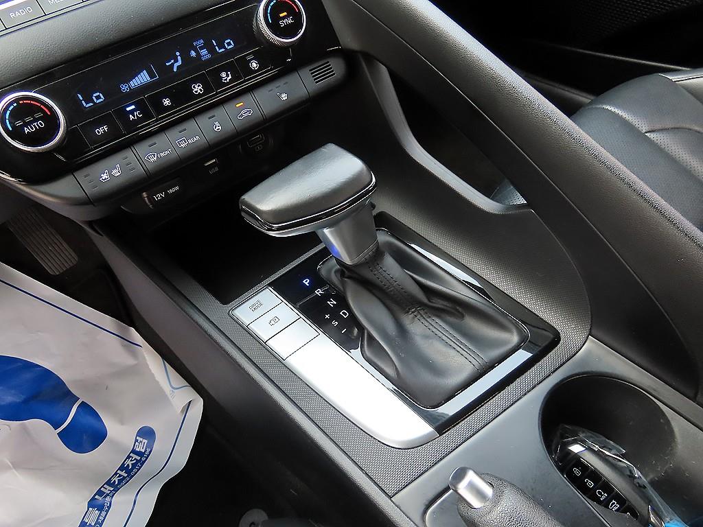 HYUNDAI Avante - Vista 10