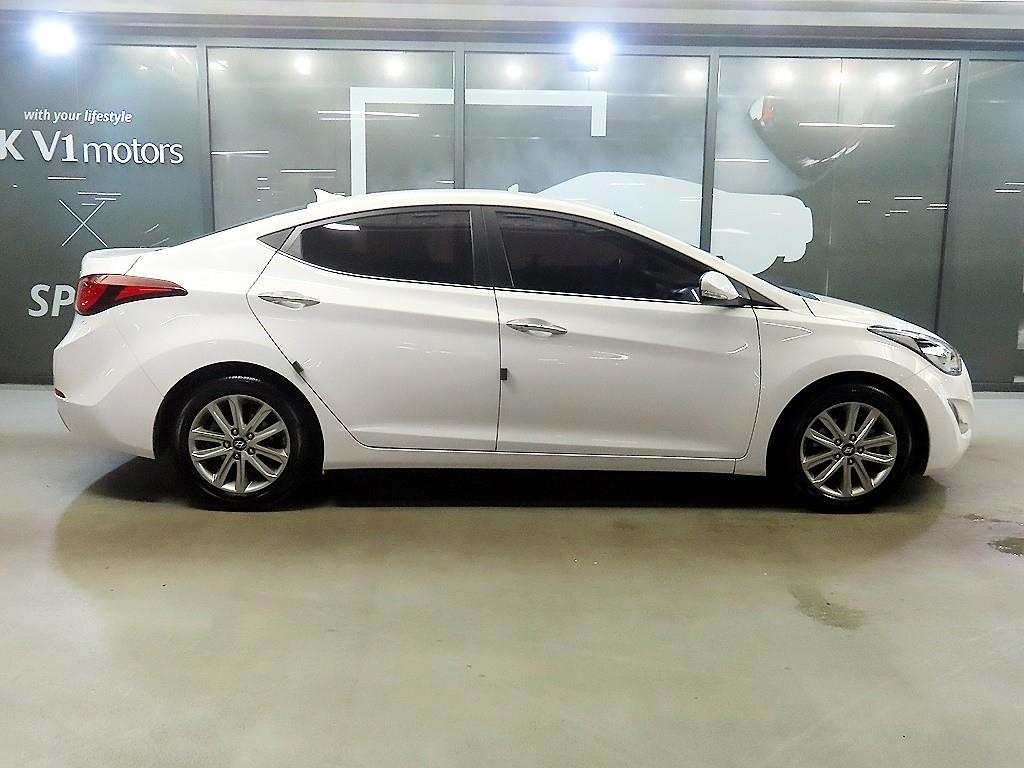 HYUNDAI Avante - Vista 3