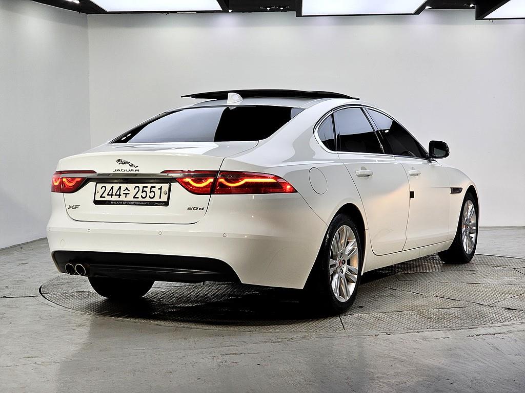Jaguar XF - Vista 4