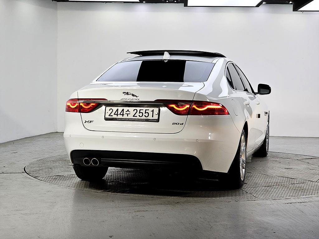 Jaguar XF - Vista 3