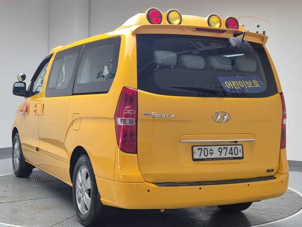 HYUNDAI Starex - Vista 2