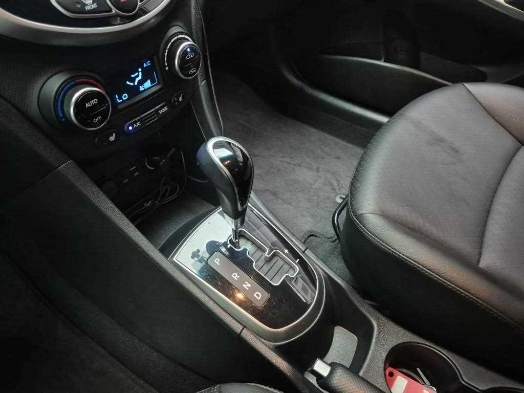 HYUNDAI Accent - Vista 8