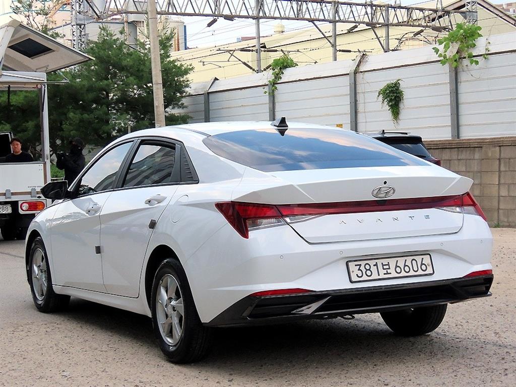 HYUNDAI Avante - Vista 3