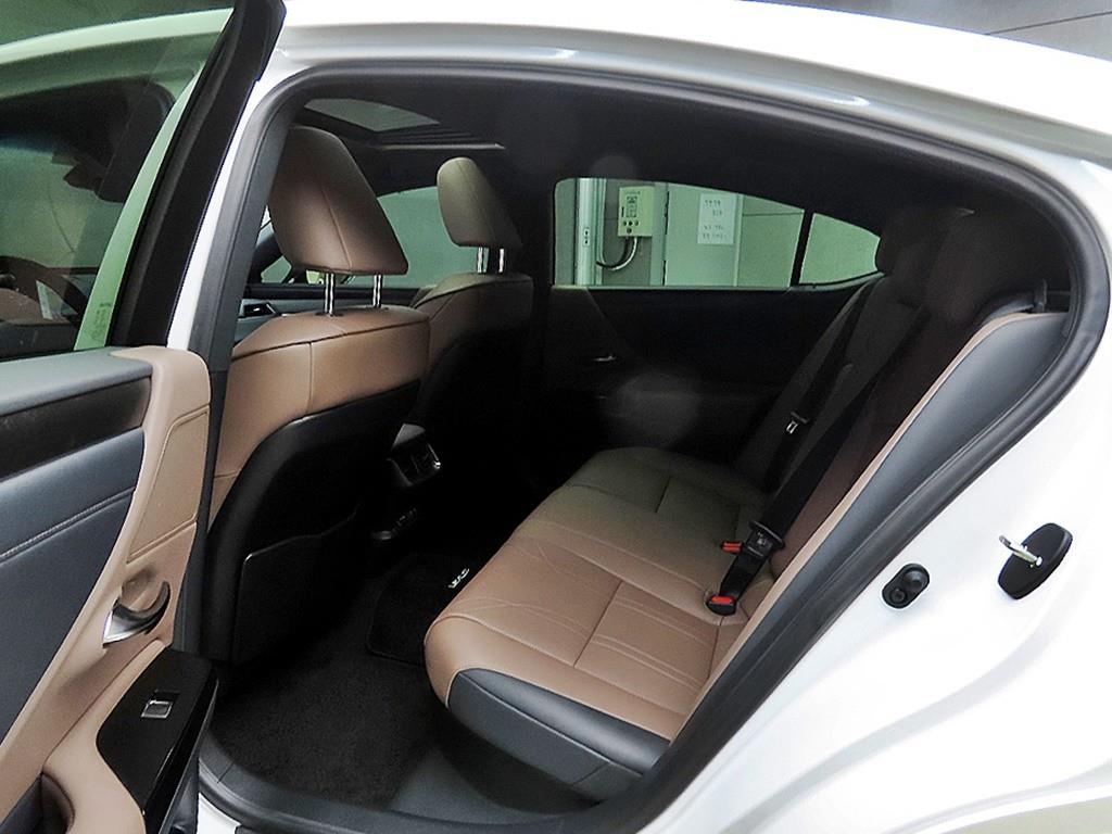 Lexus ES - Vista 6