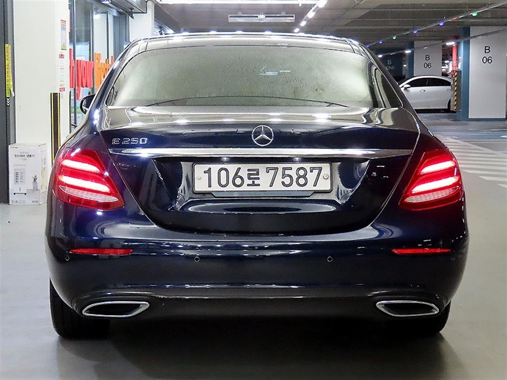 Mercedes Benz E class - Vista 5