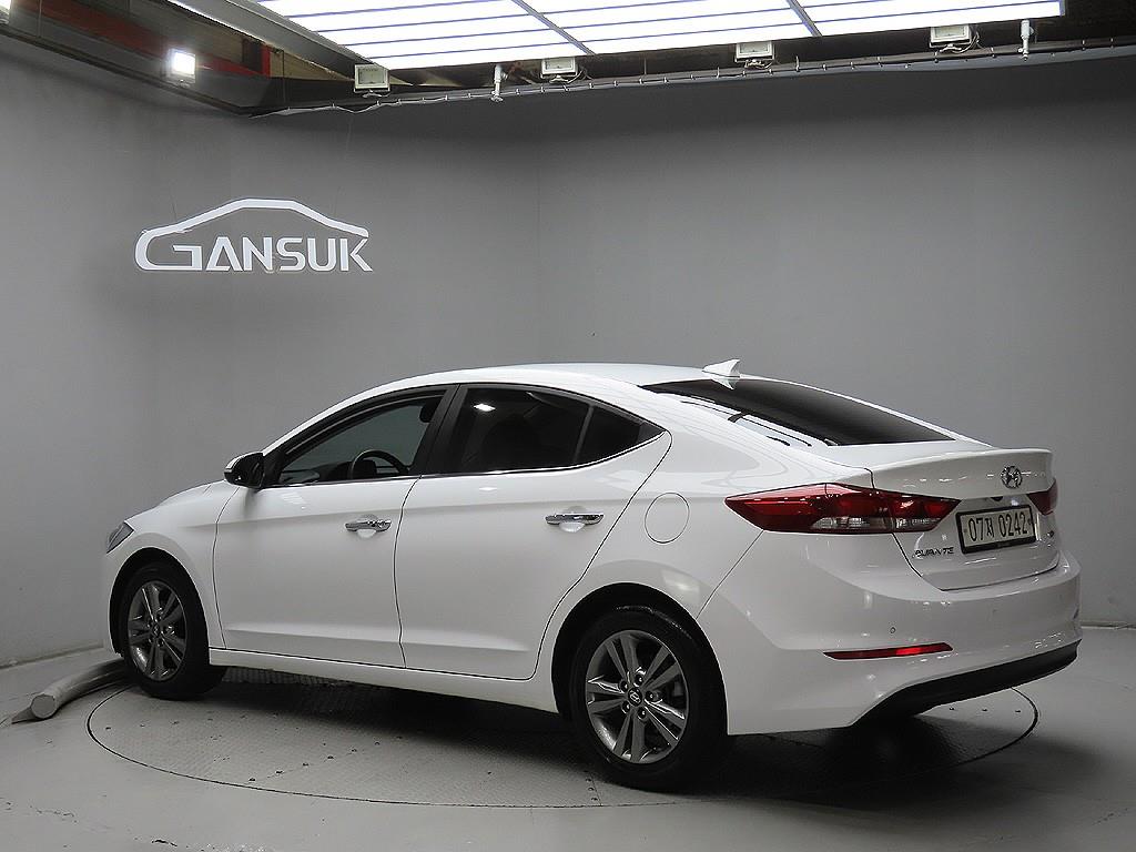 HYUNDAI Avante - Vista 5